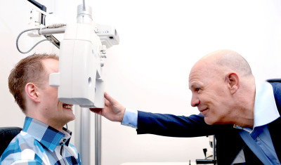 optometrist voert optometrisch onderzoek uit
