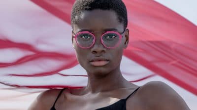 Vrouw met roze Blackfin bril
